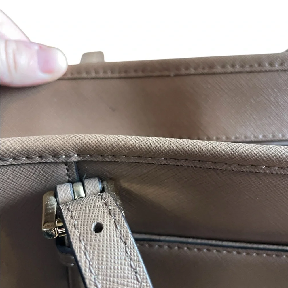 Michael Kors Jet Set Medium Saffiano Leather Top-Zip Tote Bag – Tan‎